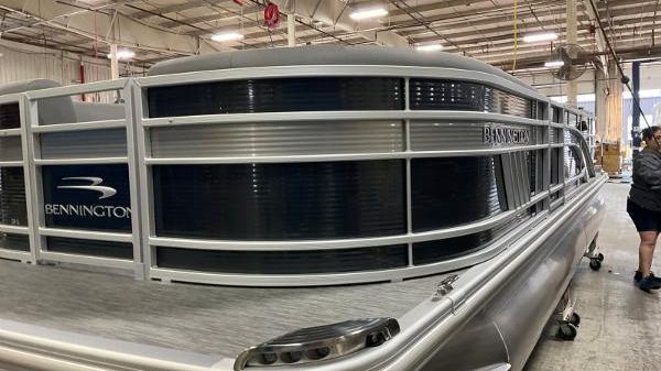 Bennington 22L STERN RADIUS 
