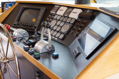 Hatteras 80 Cockpit Motor Yacht image