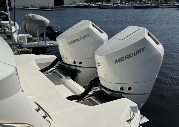 Sea Ray 320 Sundancer Outboard image