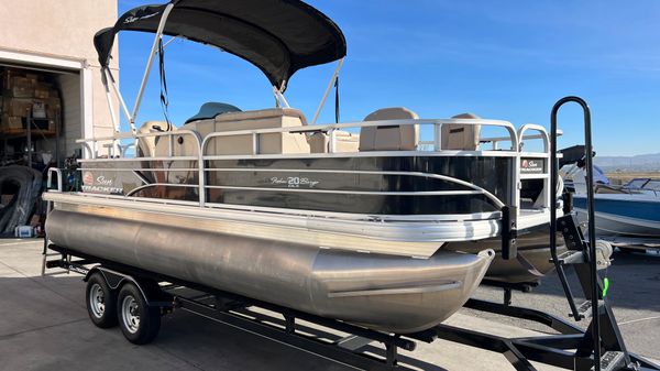 Sun Tracker Fishin' Barge 20 DLX