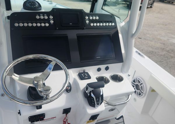 Everglades 253-CENTER-CONSOLE image