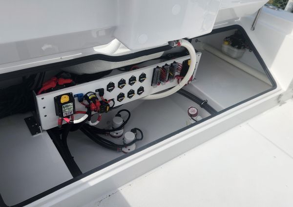 Everglades 253-CENTER-CONSOLE image