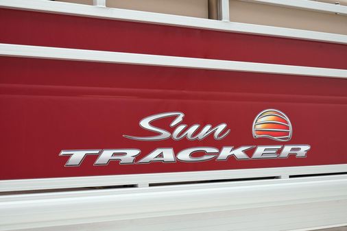 Sun Tracker Party Barge 24 DLX image