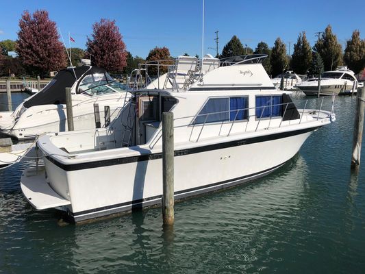 Uniflite 32 Sport Sedan - main image