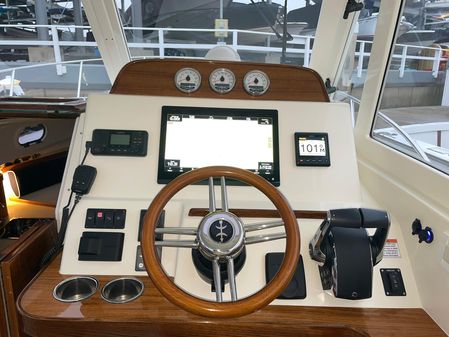 Hunt Yachts Surfhunter 32 image