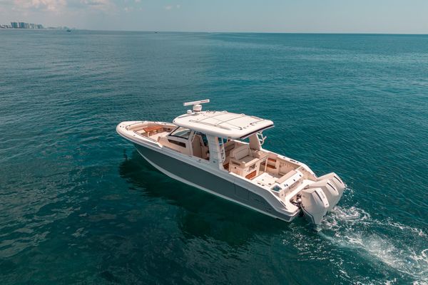 Boston Whaler 350 Realm - main image