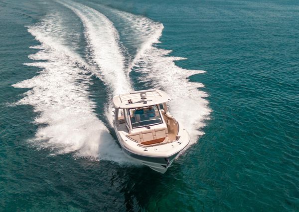 Boston Whaler 350 Realm image