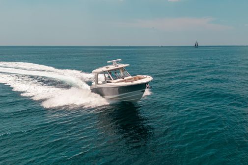 Boston Whaler 350 Realm image