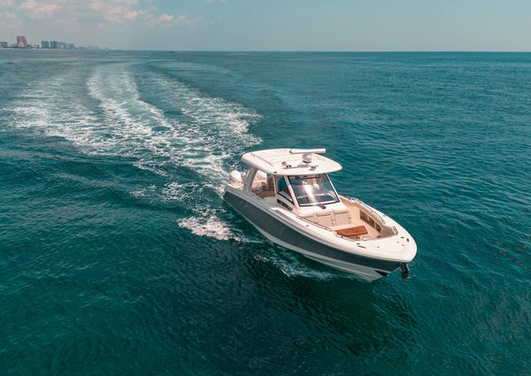 Boston Whaler 350 Realm image