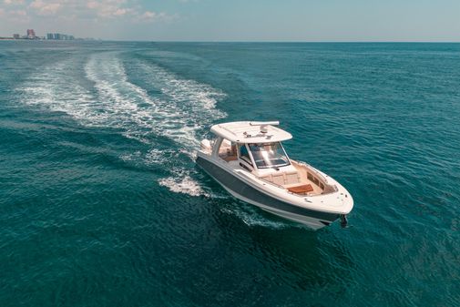 Boston Whaler 350 Realm image