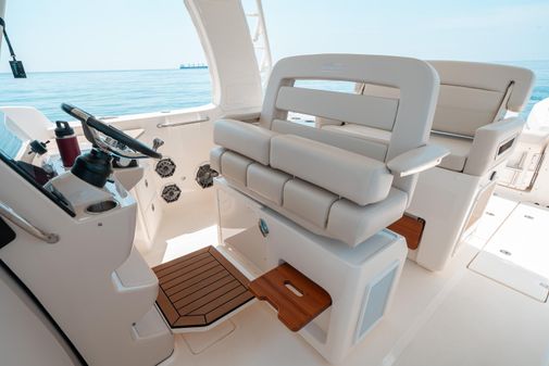 Boston Whaler 350 Realm image