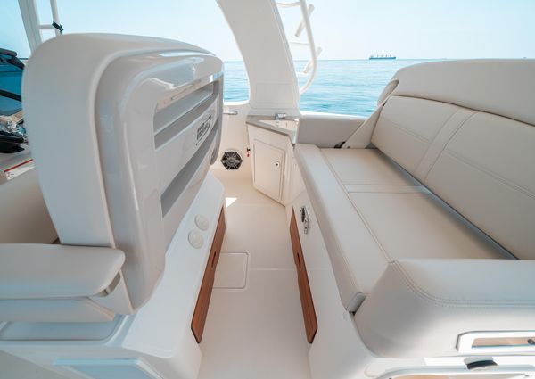 Boston Whaler 350 Realm image