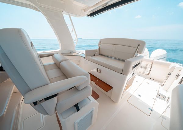 Boston Whaler 350 Realm image