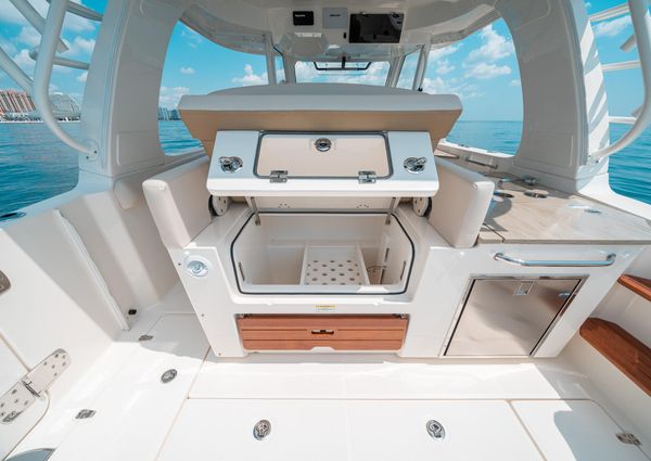 Boston Whaler 350 Realm image