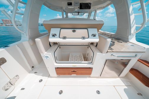 Boston Whaler 350 Realm image