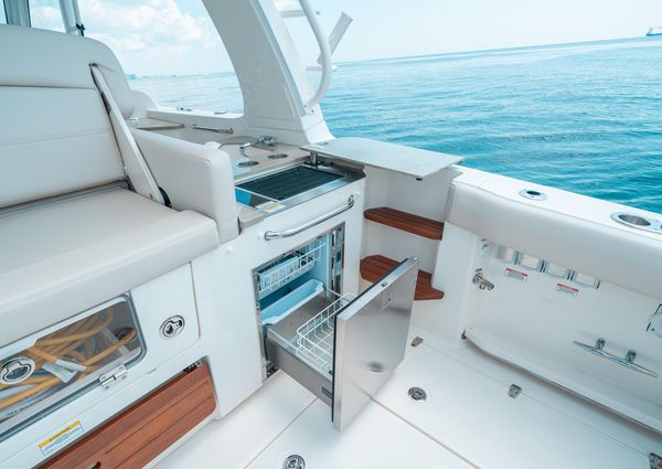 Boston Whaler 350 Realm image