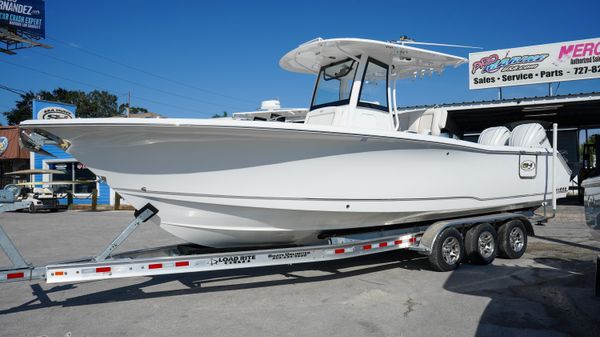 Sea Hunt Gamefish 30 with Coffin Box