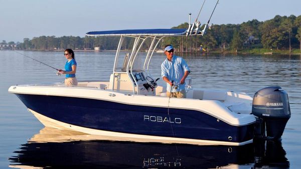 Robalo R200 Center Console 