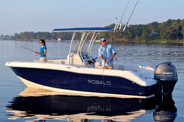 Robalo R200-CENTER-CONSOLE - main image