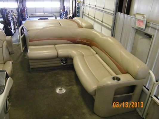 Crestliner 2585 Grand Caymen - main image