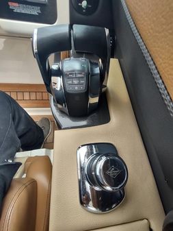 Sea Ray 350 SLX image