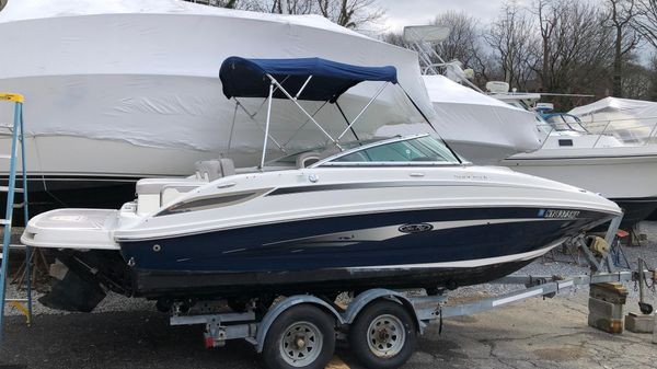 Sea Ray 220 Sundeck 