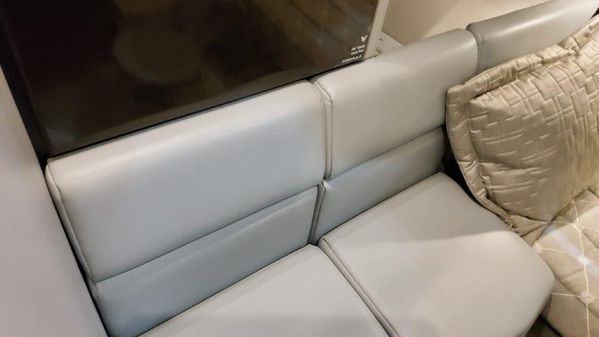 Formula 350 Crossover Bowrider image