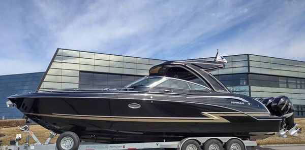 Formula 350 Crossover Bowrider image