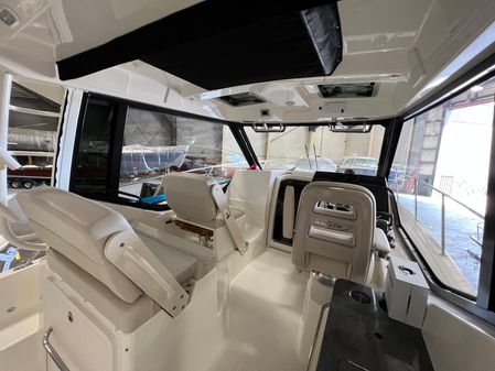 Boston Whaler 325 Conquest image