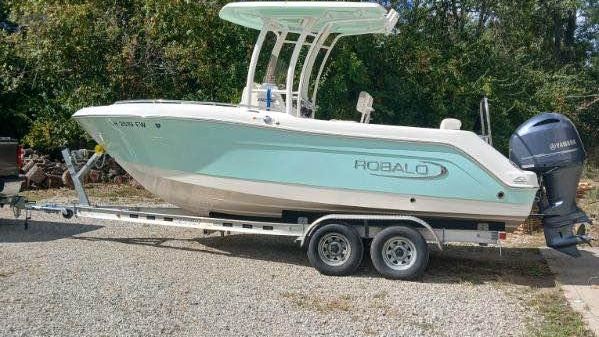 Robalo R222 Center Console 