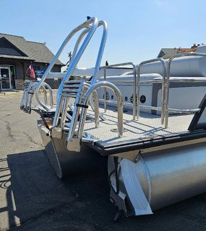 Bentley-pontoons 253-ELITE-SWINGBACK-DUAL-CAPTAIN image