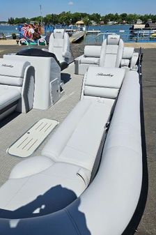 Bentley-pontoons 253-ELITE-SWINGBACK-DUAL-CAPTAIN image