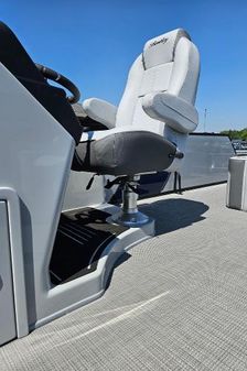 Bentley-pontoons 253-ELITE-SWINGBACK-DUAL-CAPTAIN image