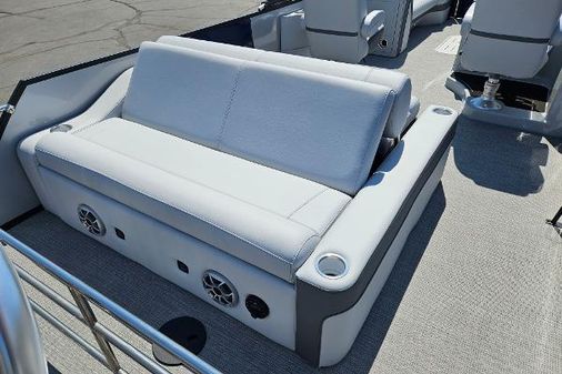 Bentley-pontoons 253-ELITE-SWINGBACK-DUAL-CAPTAIN image
