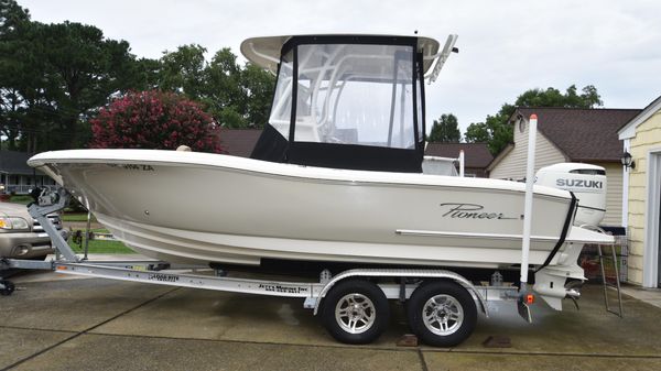 Pioneer 222 Sportfish 