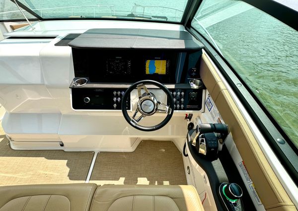 Sea Ray 320 Sundancer image