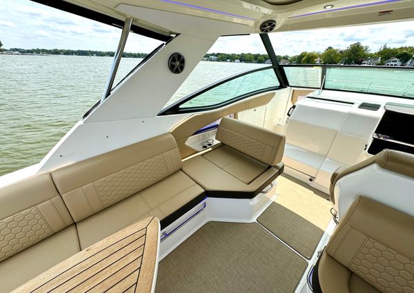 Sea Ray 320 Sundancer image