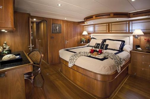 Outer-reef-yachts 700-720-MY image