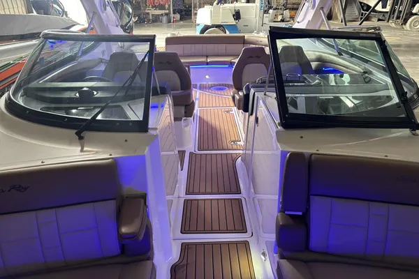 Sea Ray SLX 350 image