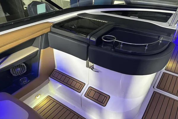 Sea Ray SLX 350 image