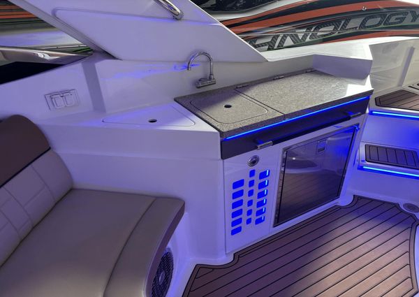 Sea Ray 350 SLX image