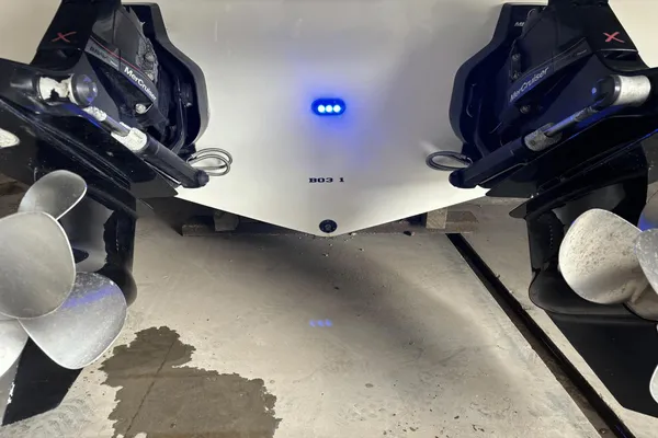 Sea Ray SLX 350 image