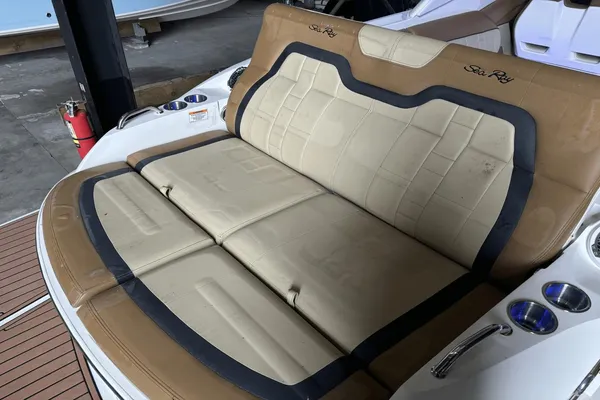 Sea Ray SLX 350 image