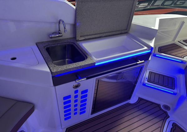 Sea Ray 350 SLX image