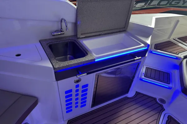 Sea Ray SLX 350 image