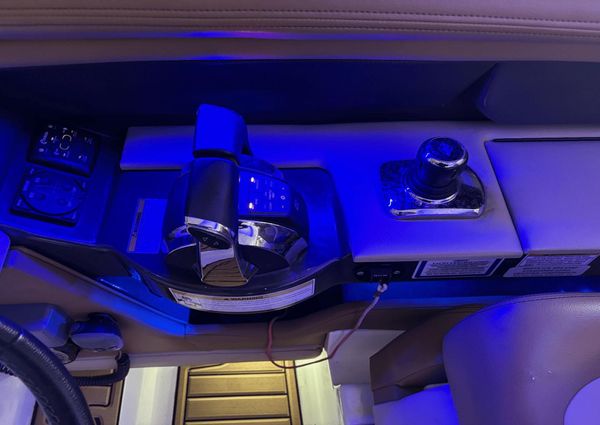 Sea Ray 350 SLX image