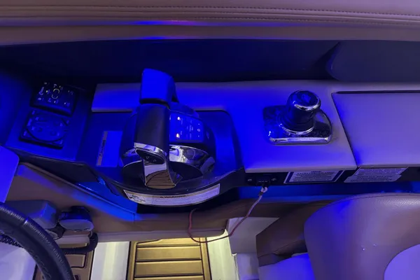 Sea Ray SLX 350 image