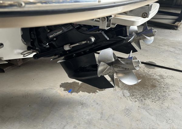 Sea Ray 350 SLX image