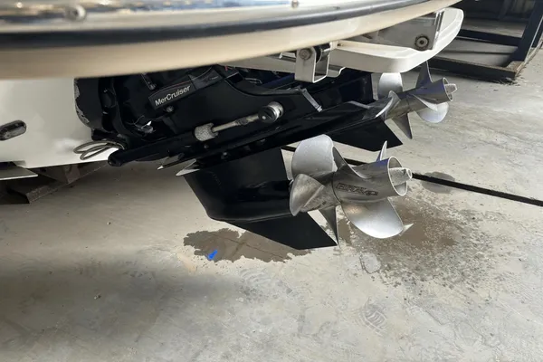 Sea Ray SLX 350 image