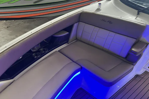 Sea Ray SLX 350 image